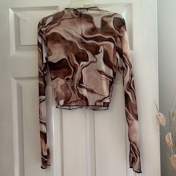 Mesh long sleeve printed crop top - Picture 4 of 4
